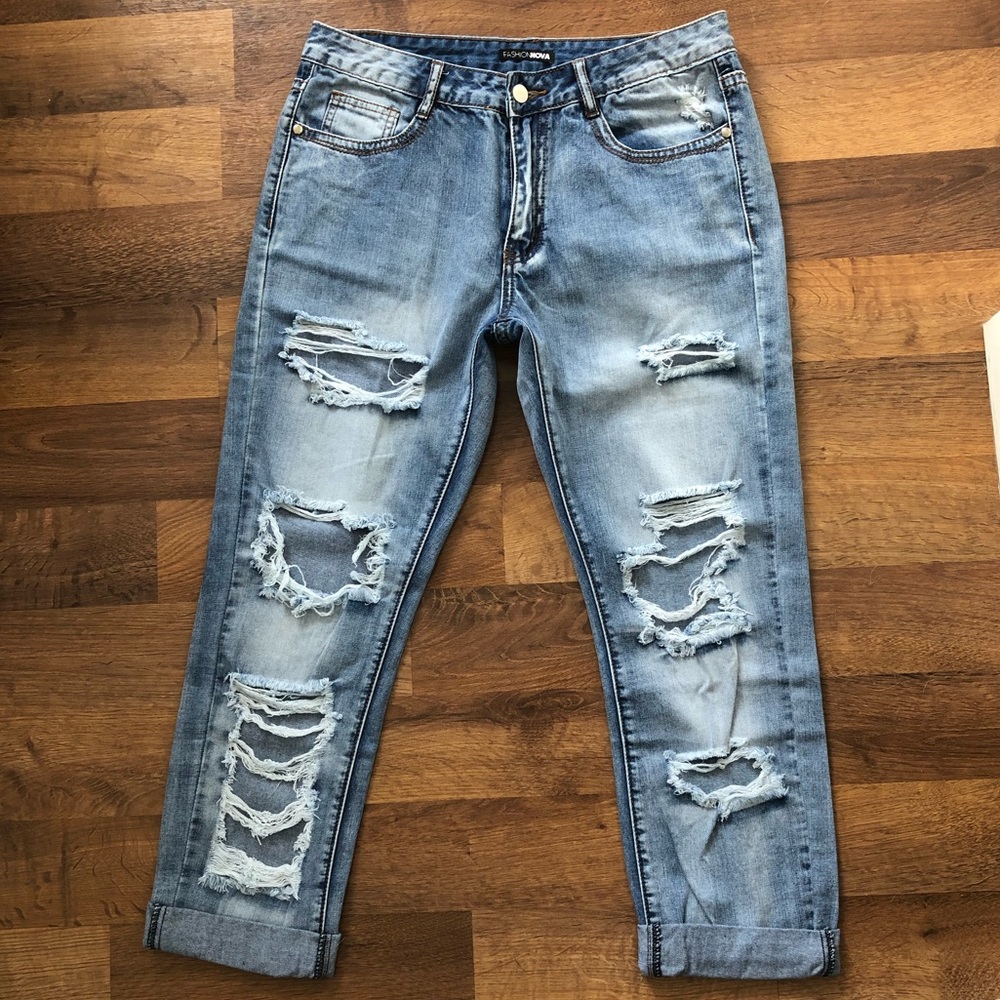 🔹Fashion Nova Ripped Jeans
